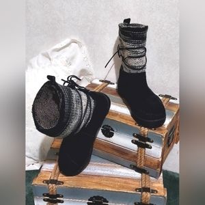 TOM BLACK LEATHER MOCCASIN BOOTS